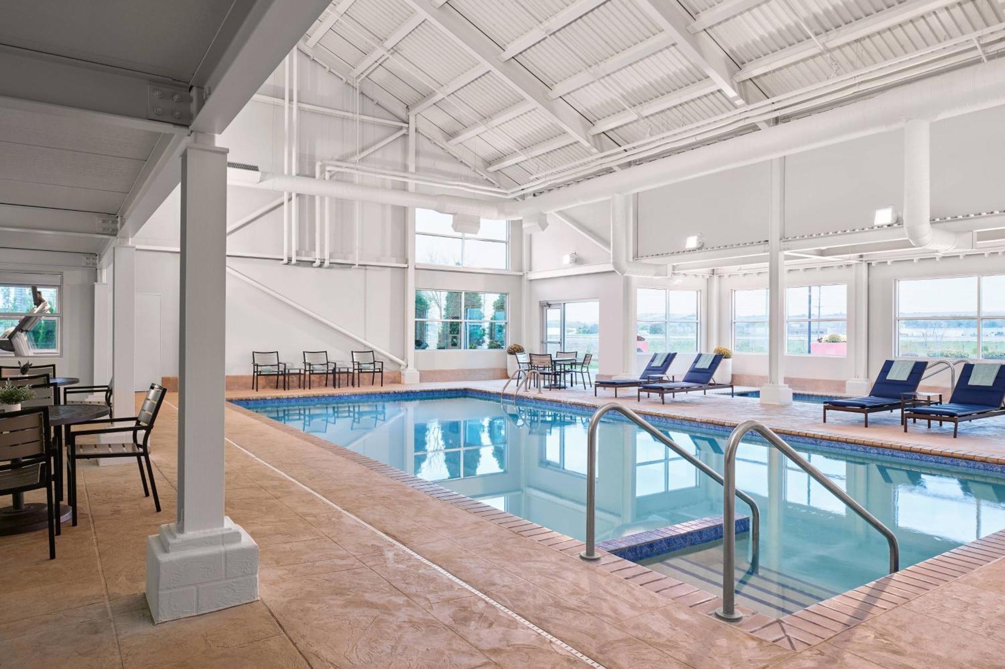 Delta Hotels By Marriott Milwaukee Northwest Menomonee Falls Exterior photo